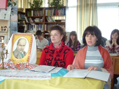 Головний бібліотекар відділу СГЛ Павлишина Г.Д. та зав відділом обслуговування студентів навчальною літературою Суровенко Г.Ф. розпочинають захід