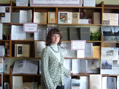 Бібліотекар 1 категорії відділу СГЛ Єршова М.В. переглядає книжкову виставку