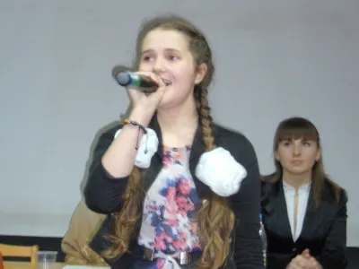 Учениця загальноосвітньої школи І - ІІІ ступенів №13 Тарахта Ганна виконує пісню