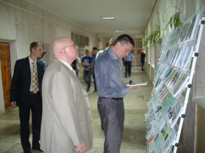 Академік Мокін Б.І. біля виставки