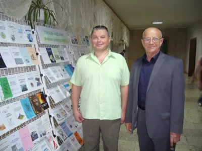К.т.н., доцент Видмиш А.А. та директор ІнЕЕЕМ к.т.н., проф. Леонтьєв В.О. біля книжкової виставки