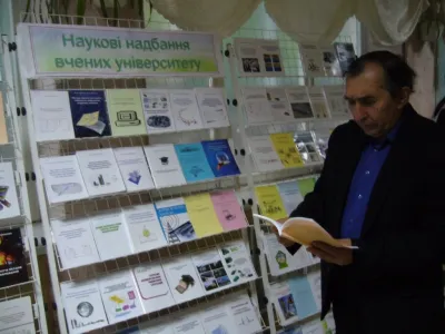 к.т.н., доцент кафедри ПЗ Майданюк В.П. переглядає наукові доробки колег