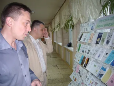 Сіянов О.І. та проф. Яремчук Ю.Є. переглядають наукові праці колег