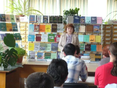 Бібліотекар Желюк Л.М. знайомить молодих науковців з інформаційними виданнями