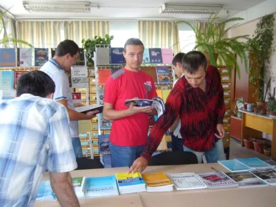 Молоді науковці знайомляться з виставкою