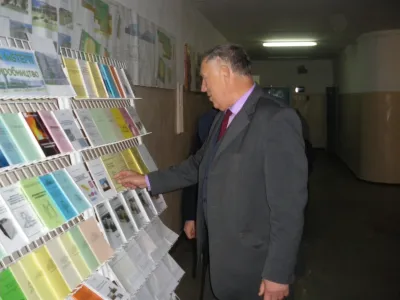 Директор ІнБТЕГП Ратушняк Г. С. ознайомлюється з виставкою