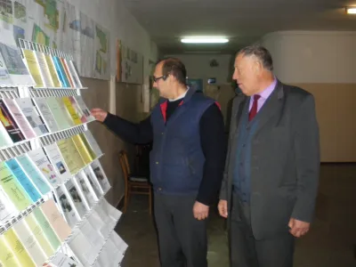Професор Ратушняк Г. С. та доцент каф. ТГП Пономарчук І. А. переглядають літературу за фахом