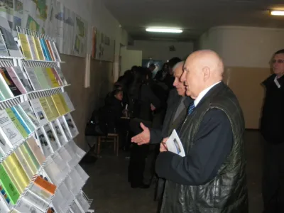 Професор Ткаченко С. Й. обговорює з колегою представлені видання
