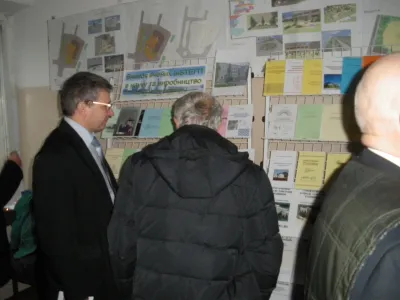 Проректор з наукової роботи Павлов С. В. знайомиться з виставкою