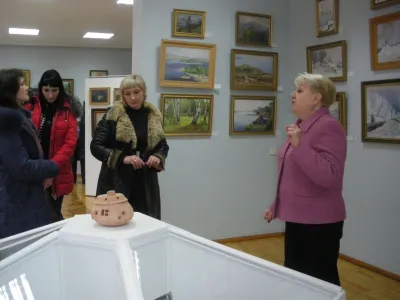 Екскурсовод меморіального музею Ф.З. Коновалюка знайомить слухачів курсів з його картинами
