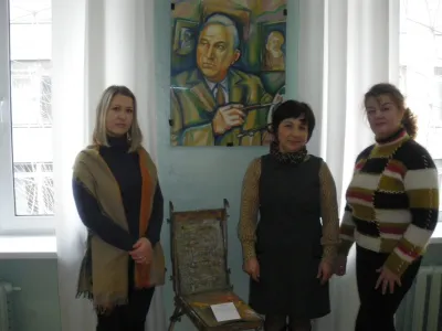 Курсанти з НТБ ВНТУ біля автопортрета Федора Коновалюка