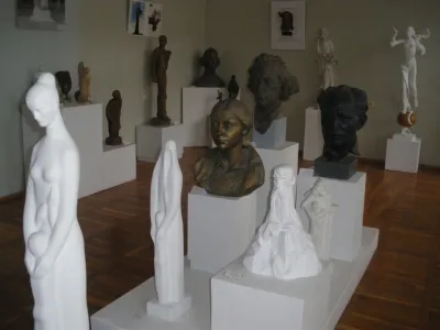 В залі скульптури
