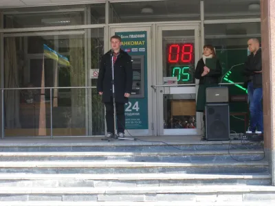 Студент Іван Воробйов декламує авторський твір