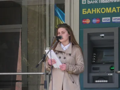 Студентка ВНТУ Данченко Дарія декламує Є. Евтушенка