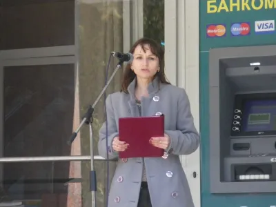 Бібліотекар Ольга Немчук декламує твір В. Симоненка