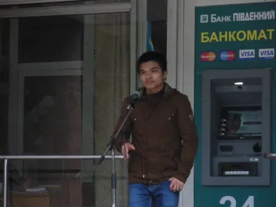Звучить поезія в’єтнамською