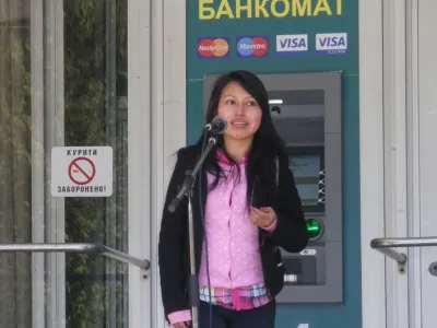Студентка ВНТУ з Латинської Америки читає поезію іспанською мовою