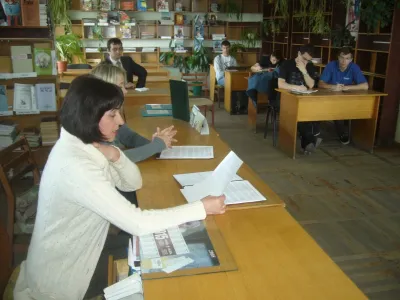 Зав. від. Суровенко Г.Ф. та гол. бібліотекар Васюта С.О. розповідають про діяльність науковців в роки війни