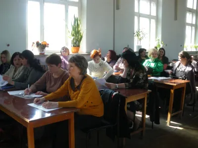 Аудиторія уважно слухає, занотовує