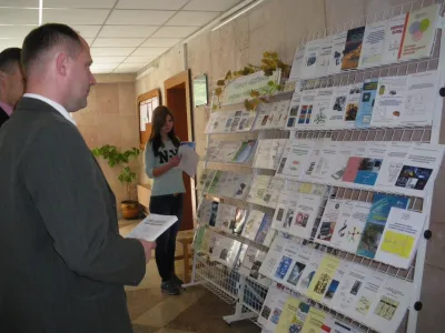 Доцент кафедри РТ, к.т.н. Андрій Семенов переглядає фахову літературу