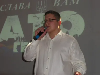 Студент ВНТУ Валентин Біленький проникливо виконує пісню Тёмная ночь.