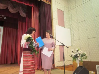 Від імені голови і депутатів обласної Ради та керівництва облдержадміністрації ювілярку привітала і вручила Почесну грамоту заступник обласної Ради Наталія Солейко.