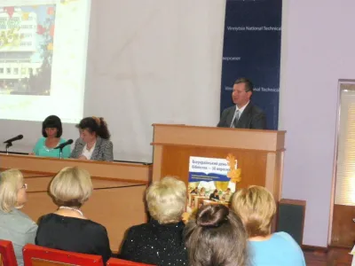 Завідувач каф. КЕЕМІГ ВНТУ, д. т. н., професор Віталій Мокін зі словами вдячності бібліотекарям
