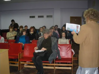 Керівник курсів дає настанови слухачам
