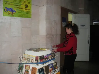 Головний бібліотекар НТБ Галина Павлишина готується до відкриття