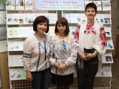 Співробітники бібліотеки біля щойно оформленої виставки