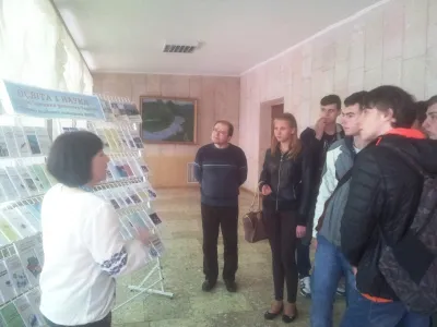 гол. бібліотекар НТБ ВНТУ Людмила Андронік пропагує майбутнім науковцям власні видання бібліотеки – біобібліографічні покажчики