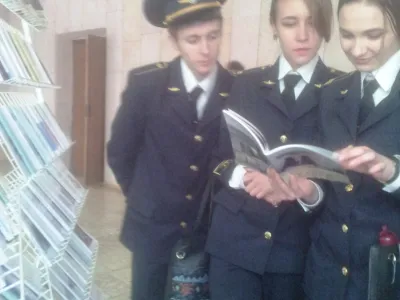 Студенти каф. автомобілів та транспортного менеджменту цікавляться біобібліографічним покажчиком ректора ВНТУ В. Грабка