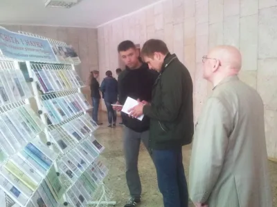 Проф. каф. ВЕТЕСК, акад. НАПНУ Б. І. Мокін оглядає виставку
