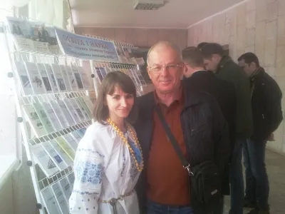Доц. каф. ПЦБ, к. т. н. В. М. Андрухов висловив бажання відобразити своє відвідання виставки дружнім фото