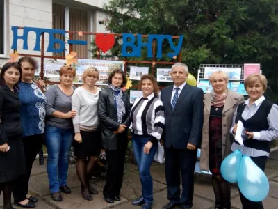 Фото на згадку з першим відвідувачем виставки – ректором В. В. Грабком