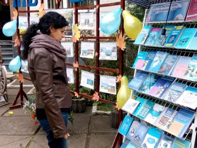 «Де ж це моя голубенька книга?»