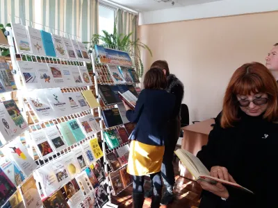 Відвідувачі зацікавлено переглядають нові надходження