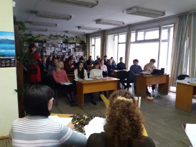 Присутні уважно слухають розповідь ведучих