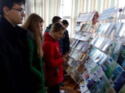 Гості заходу знайомляться з представленою літературою