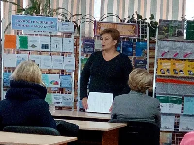 Гол. бібліотекар І. М. Андреєва знайомить зі станом книгозабезпечення