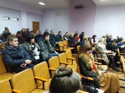Присутні уважно слухають виступ лектора