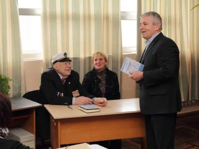 Ректор ВНТУ В.В. Грабко отримує в дарунок від Івана Васильовича його книгу