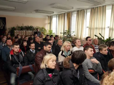 Присутні уважно слухають розповідь ведучих