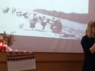 Бібліотекар Юлія Нігруца декламує вірш про голодомор.