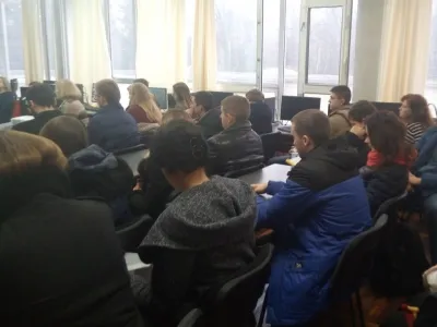 Молоді науковці уважно слухають та занотовують корисну інформацію.