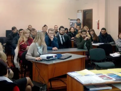Головний бібліограф Лілія Криштафович знайомить аспірантів з основними наукометричними базами.