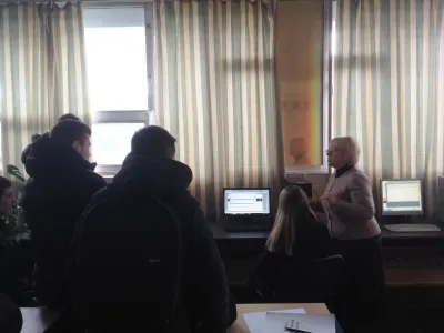 Головний бібліотекар відділу наукової інформації та бібліографії Катерина Дєдова пояснює студентам основи пошуку в ЕК