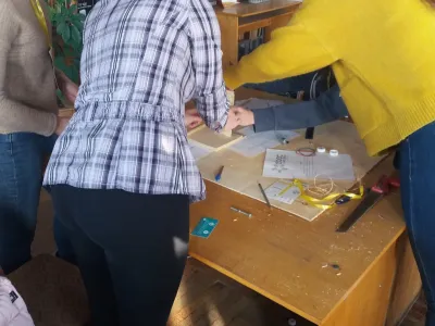 Команда дівчат за роботою