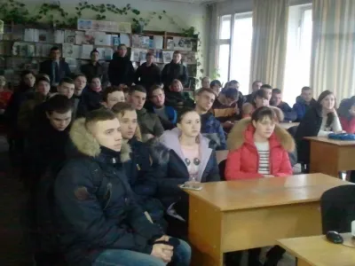 Присутні слухають розповідь ведучих