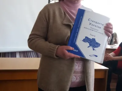 Як працювати з інформвиданнями та спец видами літератури консультує бібліотекар І кат. Л. Желюк